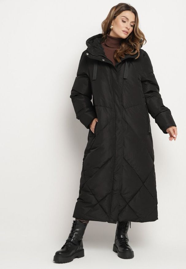 Born2be - Czarna Pikowana Kurtka o Długim Pudełkowym Kroju z Kapturem i Kieszeniami Attesina. Okazja: na co dzień. Typ kołnierza: kaptur. Kolor: czarny. Materiał: wełna, jeans. Długość: długie. Sezon: zima. Styl: klasyczny, casual, elegancki