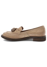 Mokasyny beżowe Armodo, z miękką cholewką i dekoracyjnymi chwostami na przodzie osadzone na niskim stabilnym obcasie zapewniają wygodę, beżowe, 1726. Kolor: beżowy. Materiał: nubuk. Szerokość cholewki: normalna. Obcas: na obcasie. Styl: klasyczny, elegancki. Wysokość obcasa: średni #7