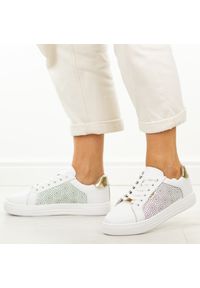 Białe skórzane półbuty damskie Filippo Dp7592/26. Okazja: na co dzień. Nosek buta: okrągły. Zapięcie: sznurówki. Kolor: biały. Szerokość cholewki: normalna. Wzór: ażurowy, aplikacja. Materiał: skóra. Sezon: wiosna, lato, jesień. Obcas: na koturnie. Styl: casual, elegancki #1