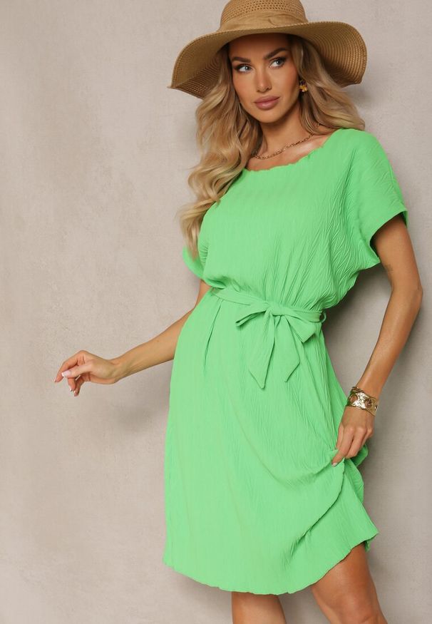 Renee - Jasnozielona Sukienka o Pudełkowym Kroju i Paskiem w Talii Tiarina. Okazja: na co dzień. Kolor: zielony. Typ sukienki: proste. Styl: elegancki, casual