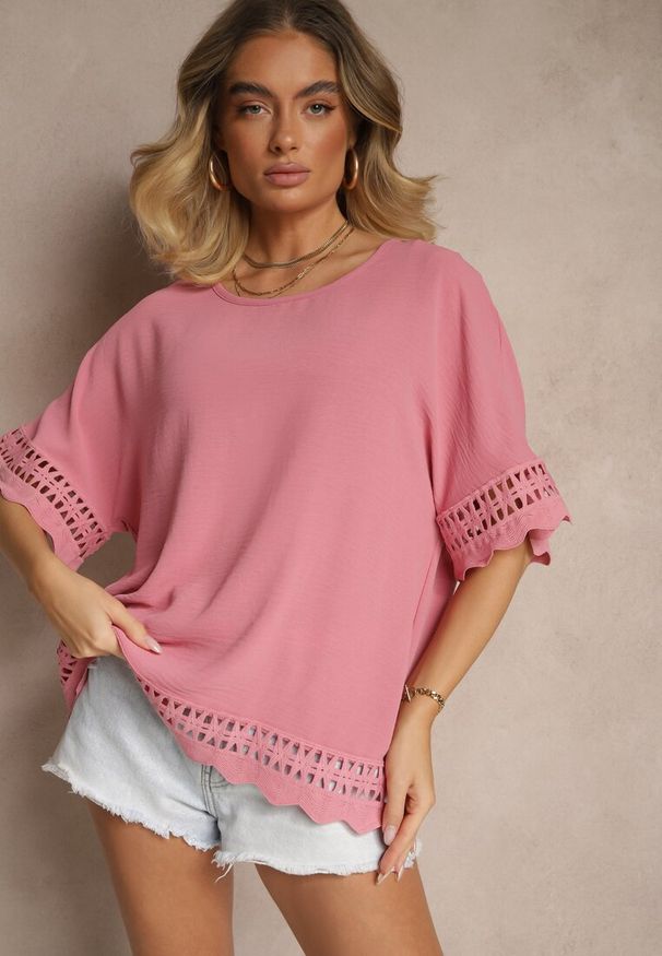 Renee - Różowa Bluzka Ozdobiona Ażurowymi Rękawami Vorana. Okazja: na co dzień. Kolor: różowy. Materiał: jeans. Wzór: ażurowy, aplikacja. Styl: klasyczny, casual, elegancki