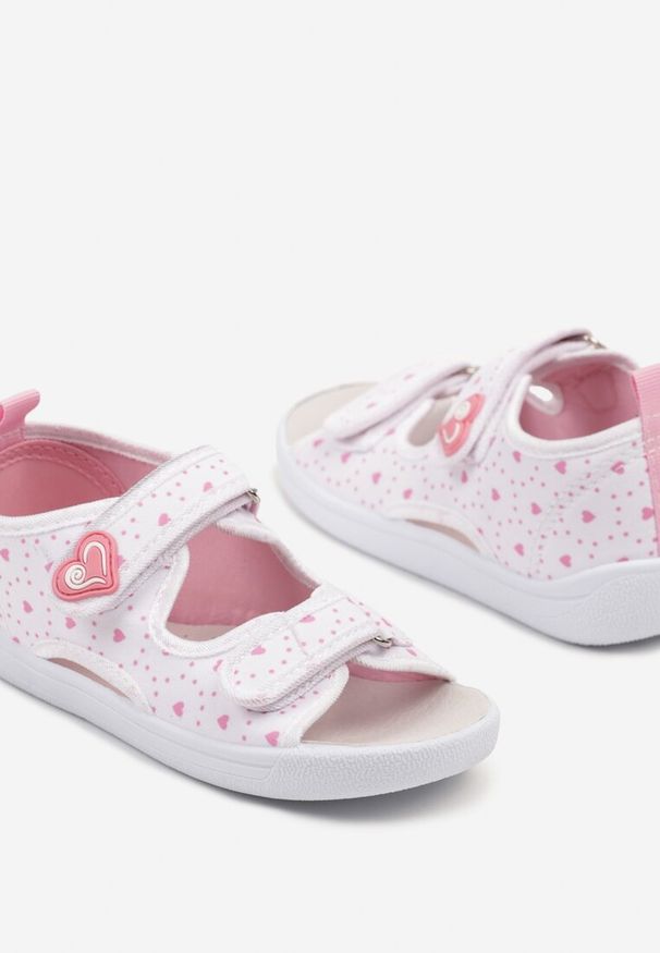 Born2be - Białe Sandały ze Skórzaną Wkładką Ozdobione Sercami Janorine. Okazja: na co dzień, na spacer, na plażę. Zapięcie: rzepy. Kolor: biały. Materiał: skóra. Wzór: aplikacja. Sezon: lato. Styl: casual