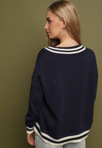 Born2be - Granatowy Sweter z Domieszką Kaszmiru w Stylu Preppy Liendria. Okazja: na spotkanie biznesowe, do pracy, na co dzień. Kolor: niebieski. Materiał: kaszmir. Wzór: aplikacja. Styl: biznesowy, klasyczny, casual #5