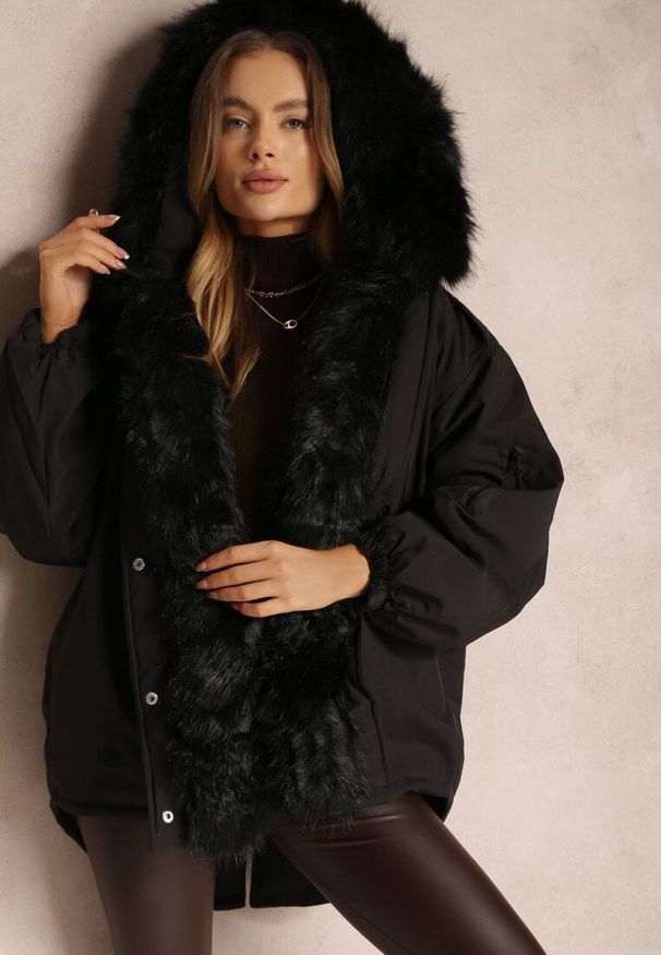 Renee - Czarna Kurtka Parka Oversize z Futerkiem Horelle. Kolor: czarny. Materiał: futro. Długość rękawa: długi rękaw. Długość: długie. Wzór: jednolity, gładki, aplikacja. Sezon: jesień, zima. Styl: klasyczny