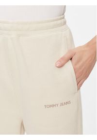 Tommy Jeans Spodnie dresowe Classics DW0DW17309 Beżowy Relaxed Fit. Kolor: beżowy. Materiał: bawełna #3
