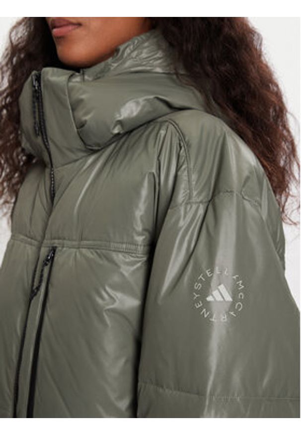 Adidas by Stella McCartney - adidas by Stella McCartney Kurtka zimowa JX4339 Zielony Loose Fit. Kolor: zielony. Materiał: syntetyk. Sezon: zima