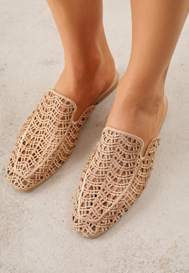 Renee - Ciemnobeżowe Ażurowe Klapki Mule z Plecioną Cholewką Raguela. Kolor: brązowy. Materiał: jeans. Wzór: ażurowy