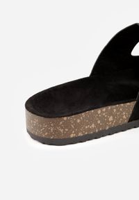 Born2be - Czarne Klapki Kleogoria. Okazja: na spacer, na co dzień. Kolor: czarny. Sezon: lato. Obcas: na obcasie. Styl: elegancki, casual, klasyczny. Wysokość obcasa: niski #6