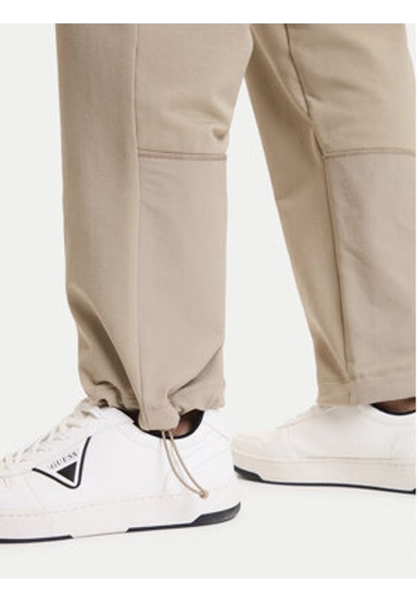 Guess Spodnie dresowe Z6GB01 K2834 Beżowy Regular Fit. Kolor: beżowy. Materiał: bawełna