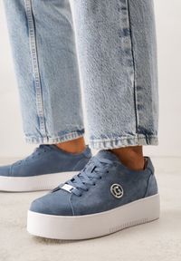 Renee - Niebieskie Skórzane Sneakersy na Platformie z Ozdobną Aplikacją z Boku Nesophia. Okazja: na co dzień. Kolor: niebieski. Materiał: skóra. Wzór: aplikacja. Obcas: na platformie #2