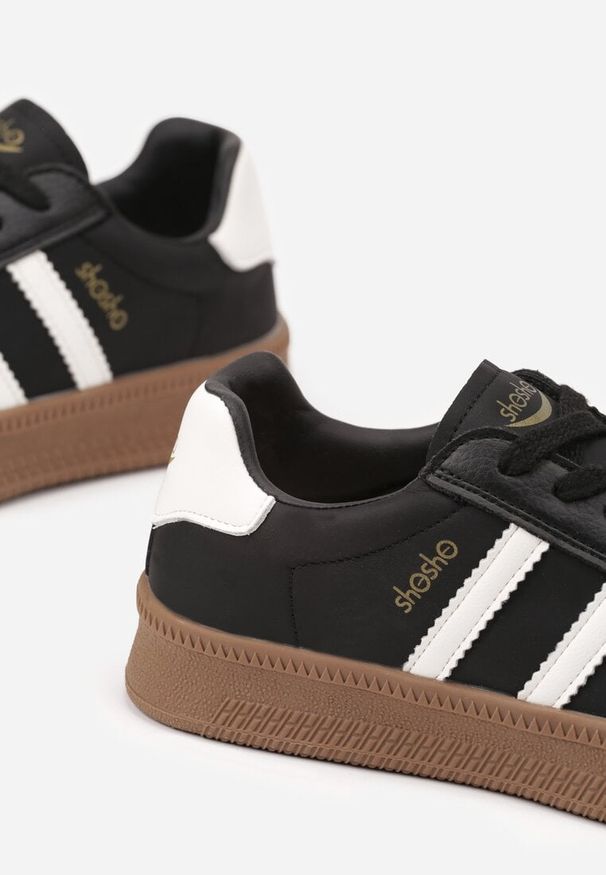 Born2be - Czarno-Białe Sneakersy w Stylu Tenisówek z Paskami na Boku Saliena. Okazja: na co dzień. Zapięcie: pasek. Kolor: czarny. Materiał: jeans, skóra