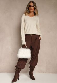 Renee - Beżowy Sweter z Wełną i Wiskozą z Trójkątnym Dekoltem Kaitte. Okazja: na co dzień. Kolor: beżowy. Materiał: wełna, wiskoza. Styl: casual, elegancki