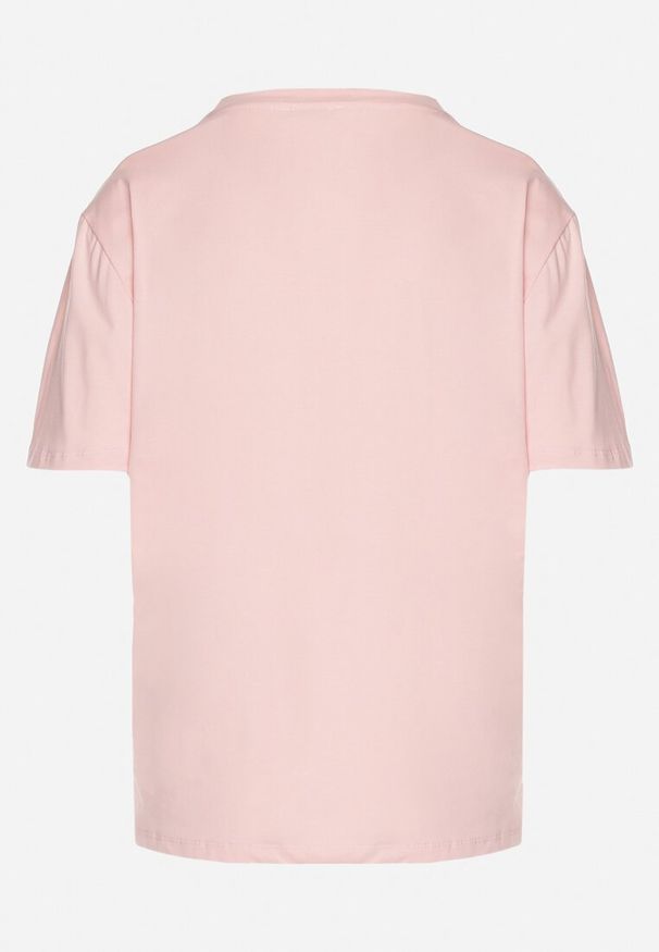 Born2be - Różowy Bawełniany T-shirt Ozdobiony Nadrukiem Nelltaria. Okazja: na co dzień. Kolor: różowy. Materiał: bawełna. Wzór: aplikacja, nadruk. Sezon: lato, wiosna. Styl: casual, elegancki