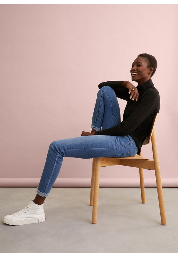 bonprix - Jegginsy Mid Waist. Kolor: niebieski