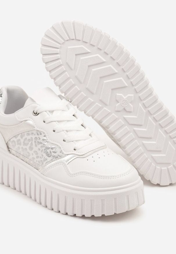 Born2be - Białe Sneakersy na Grubej Tłoczonej Podeszwie z Perforacją i Panterką Odivila. Kolor: biały. Materiał: jeans. Wzór: motyw zwierzęcy