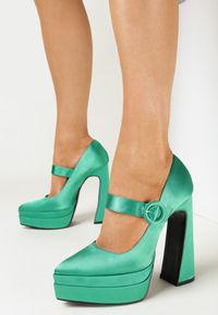 Born2be - Zielone Czółenka Odetha. Nosek buta: okrągły. Zapięcie: klamry. Kolor: zielony. Materiał: materiał, satyna. Obcas: na obcasie. Styl: vintage, wizytowy. Wysokość obcasa: średni #1