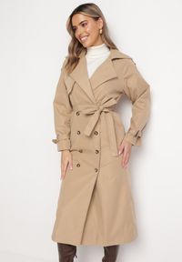 Born2be - Beżowy Długi Płaszcz Trencz Dwurzędowy z Paskiem w Talii Cadenite. Typ kołnierza: kolnierz wykładany. Kolor: beżowy. Długość: długie #5