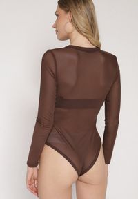 Born2be - Brązowe Gładkie Body z Długimi Rękawami Teuma. Kolor: brązowy. Długość rękawa: długi rękaw. Długość: długie. Wzór: gładki #4