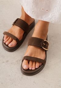 Renee - Brązowe Klapki z Imitacji Zamszu na Płaskiej Podeszwie z Dużą Sprzączką Zabrina. Okazja: na co dzień. Kolor: brązowy. Materiał: zamsz. Wzór: paski. Sezon: lato. Obcas: na płaskiej podeszwie. Styl: boho, casual #4