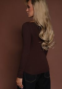 Renee - Brązowa Wiskozowa Bluzka Longsleeve z Dekoltem Typu Łódka Zaide. Kolor: brązowy. Materiał: wiskoza. Długość rękawa: długi rękaw. Styl: sportowy #3