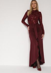 Born2be - Bordowa Cekinowa Sukienka Wieczorowa z Półgolfem i Trenem Eylnore. Okazja: na imprezę. Kolor: czerwony. Wzór: aplikacja. Styl: wizytowy #1