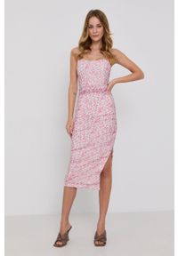 BARDOT - Bardot Sukienka kolor różowy midi dopasowana. Kolor: różowy. Materiał: tkanina. Długość rękawa: na ramiączkach. Typ sukienki: dopasowane. Długość: midi