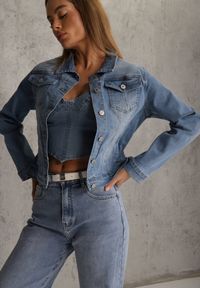 Renee - Jasnoniebieska Klasyczna Kurtka Jeansowa z Guzikami Ivonelle. Okazja: na randkę. Kolor: niebieski. Materiał: jeans. Styl: klasyczny #1