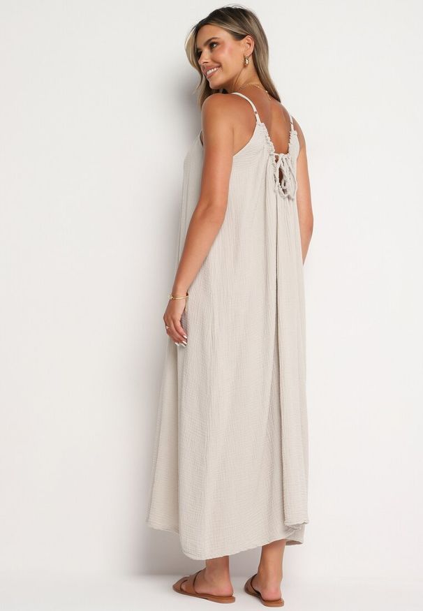 Born2be - Beżowa Muślinowa Bawełniana Sukienka na Cienkich Regulowanych Ramiączkach z Wiązaniem Natalbea. Okazja: na co dzień. Kolor: beżowy. Materiał: bawełna. Długość rękawa: na ramiączkach. Sezon: lato. Typ sukienki: proste. Styl: casual, boho, wizytowy