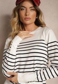 Renee - Biały Sweter z Wiskozą Bawełną z Nitami w Paski Vitita. Okazja: na co dzień. Kolor: biały. Materiał: bawełna, wiskoza. Wzór: paski. Styl: klasyczny, casual, elegancki