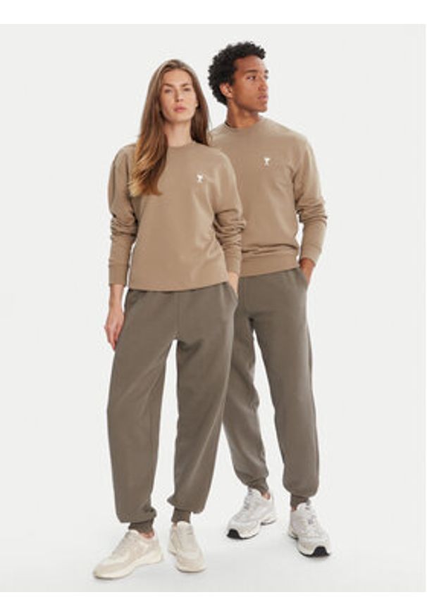 AMI PARIS - AMI Paris Spodnie dresowe UTR240.747 Khaki Regular Fit. Kolor: brązowy. Materiał: bawełna