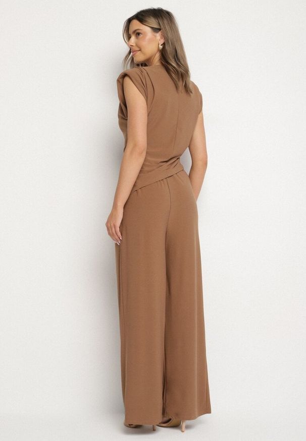 Born2be - Brązowy Komplet Bluzka z Zaznaczonymi Ramionami i Spodnie Szerokie na Gumce Divaires. Kolor: brązowy