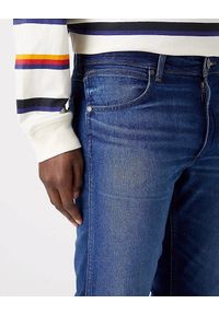 Wrangler - WRANGLER GREENSBORO MĘSKIE SPODNIE JEANSOWE MOUNTAIN SOUL W15QU822O 112321407