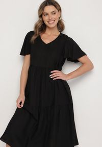 Born2be - Czarna Wiskozowa Sukienka Rozkloszowana z Dekoltem V Natilenia. Okazja: na co dzień. Kolor: czarny. Materiał: wiskoza. Styl: klasyczny, elegancki, casual #4
