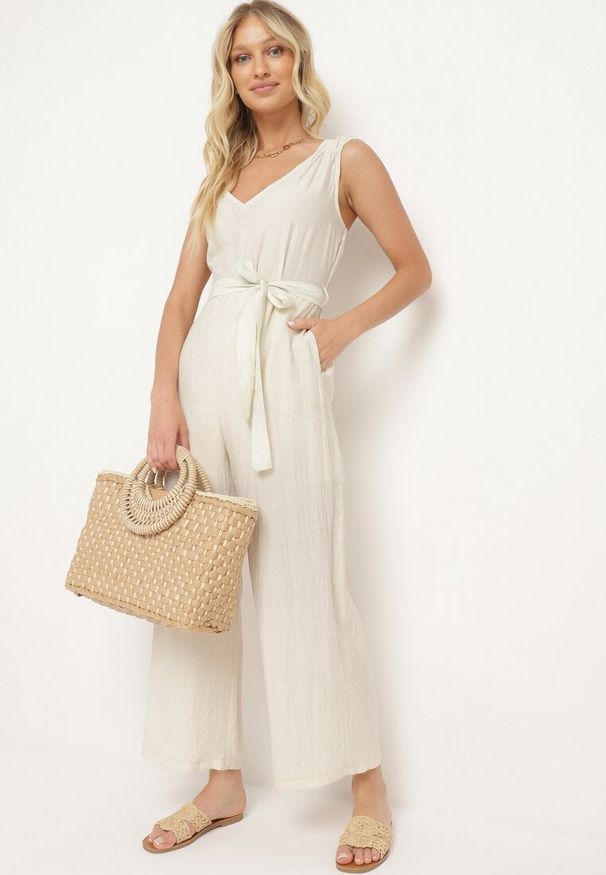 Born2be - Jasnobeżowy Wiskozowy Kombinezon na Ramiączkach z Materiałowym Paskiem i Gumkami w Talii Zadia. Kolor: beżowy. Materiał: wiskoza, materiał. Długość rękawa: na ramiączkach