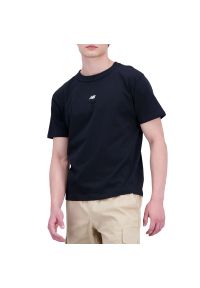 Koszulka New Balance MT31504BK - czarna. Kolor: czarny. Materiał: bawełna, tkanina, skóra. Długość rękawa: krótki rękaw. Długość: krótkie