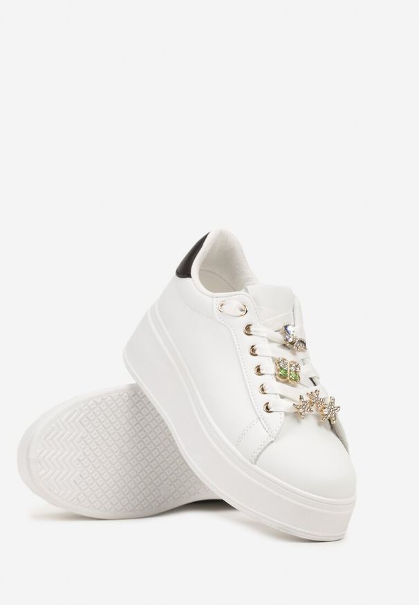 Born2be - Biało-Czarne Płaskie Sneakersy z Metalicznymi Aplikacjami 3D Mivita. Nosek buta: okrągły. Zapięcie: sznurówki. Kolor: biały. Wzór: aplikacja. Obcas: na obcasie. Wysokość obcasa: niski
