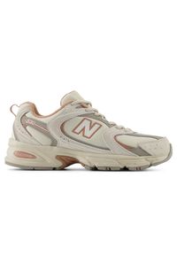 Buty unisex New Balance U530SMA – beżowe. Kolor: beżowy. Materiał: zamsz. Szerokość cholewki: normalna. Sezon: lato. Sport: turystyka piesza