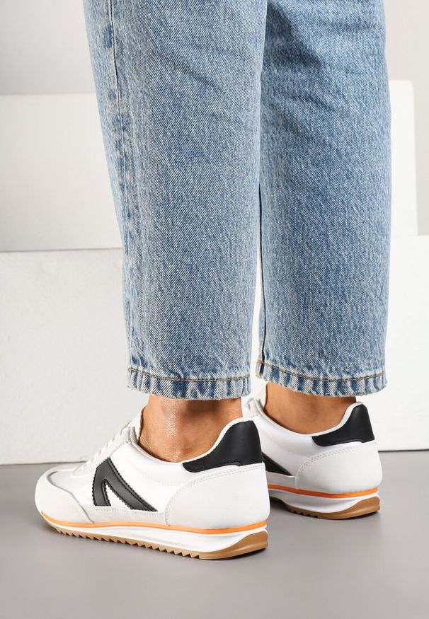 Renee - Białe Sneakersy z Geometrycznym Wzorem Zoloti. Okazja: na co dzień. Zapięcie: sznurówki. Kolor: biały. Wzór: geometria