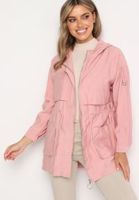 Born2be - Różowa Kurtka Parka z Nieodpinanym Kapturem i Troczkiem w Pasie Mevarie. Okazja: na co dzień. Kolor: różowy. Materiał: jeans. Wzór: aplikacja. Styl: casual, sportowy #4