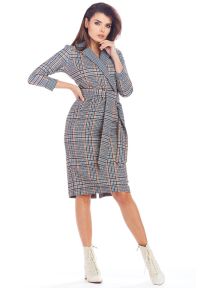 Awama - Elegancka kopertowa sukienka w kratę z kołnierzem granat. Okazja: do pracy, na spotkanie biznesowe. Materiał: dzianina, materiał, elastan. Wzór: kratka. Sezon: jesień. Typ sukienki: kopertowe. Styl: elegancki. Długość: midi #4