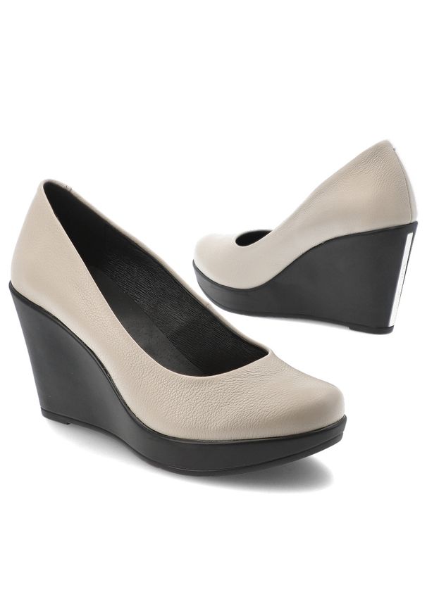 Beżowe Czółenka Karino Eleganckie Obuwie Damskie Na Koturnie. Okazja: na co dzień. Kolor: beżowy. Materiał: skóra. Szerokość cholewki: normalna. Obcas: na koturnie. Styl: elegancki. Wysokość obcasa: średni