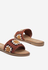 Born2be - Brązowe Płaskie Klapki w Stylu Boho Ozdobione Nitami Yarpena. Nosek buta: otwarty. Kolor: brązowy. Materiał: materiał. Wzór: aplikacja. Sezon: lato. Obcas: na obcasie. Styl: boho. Wysokość obcasa: niski