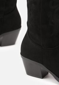 Renee - Czarne Kozaki Typu Kowbojki na Niskim Stożkowym Obcasie Zolavie. Okazja: na co dzień. Kolor: czarny. Materiał: zamsz, jeans. Wzór: aplikacja. Obcas: na obcasie. Styl: casual. Wysokość obcasa: średni #3