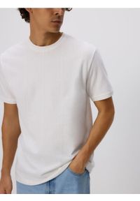 Reserved - Strukturalny t-shirt comfort fit - złamana biel. Materiał: bawełna, dzianina