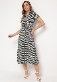 Born2be - Czarno-Biała Sukienka Alethanthei. Okazja: na co dzień. Kolor: czarny. Materiał: materiał. Długość rękawa: krótki rękaw. Wzór: geometria, nadruk, aplikacja. Typ sukienki: szmizjerki. Styl: casual, elegancki. Długość: midi #3