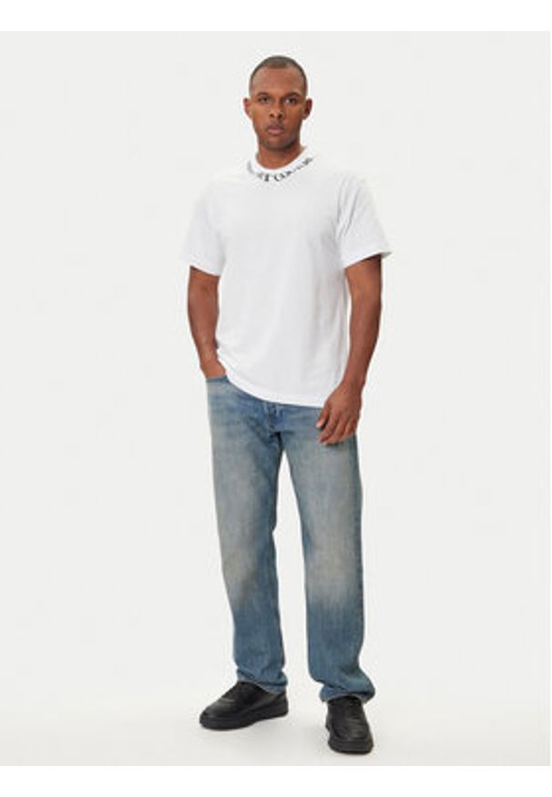 Versace Jeans Couture T-Shirt 79GAHP03 CJ01P Biały Regular Fit. Kolor: biały. Materiał: bawełna