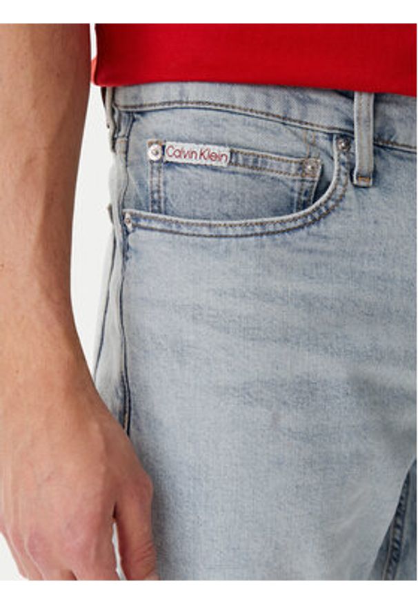 Calvin Klein Jeans Szorty jeansowe J30J327193 Niebieski Slim Fit. Kolor: niebieski. Materiał: bawełna