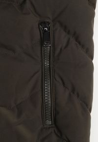 Born2be - Ciemnozielona Pikowana Kamizelka z Odpinanym Kapturem na Suwak Wykończona Sznurkami Zeneria. Okazja: na co dzień. Kolor: zielony. Styl: casual, elegancki #6