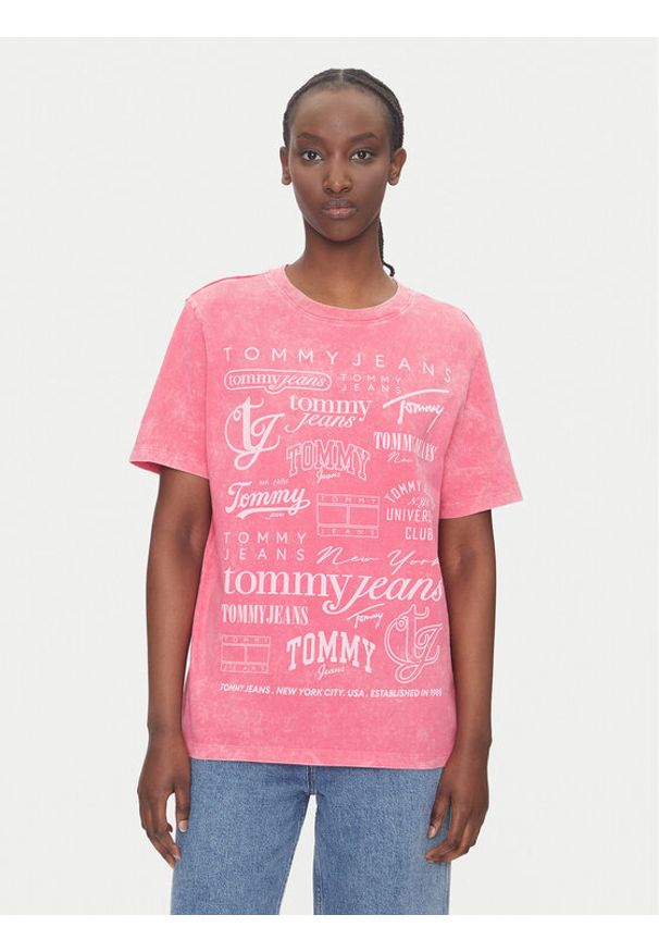 Tommy Jeans T-Shirt Multi Brand DW0DW20923 Różowy Relaxed Fit. Kolor: różowy. Materiał: bawełna