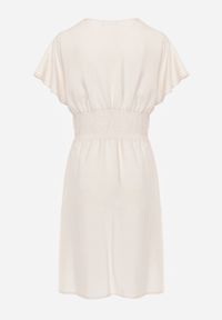 Renee - Beżowa Sukienka z Wiskozy Jadith. Okazja: na co dzień. Kolor: beżowy. Wzór: gładki. Typ sukienki: kopertowe. Materiał: wiskoza. Długość rękawa: krótki rękaw. Sezon: lato. Styl: casual. Długość: mini #3